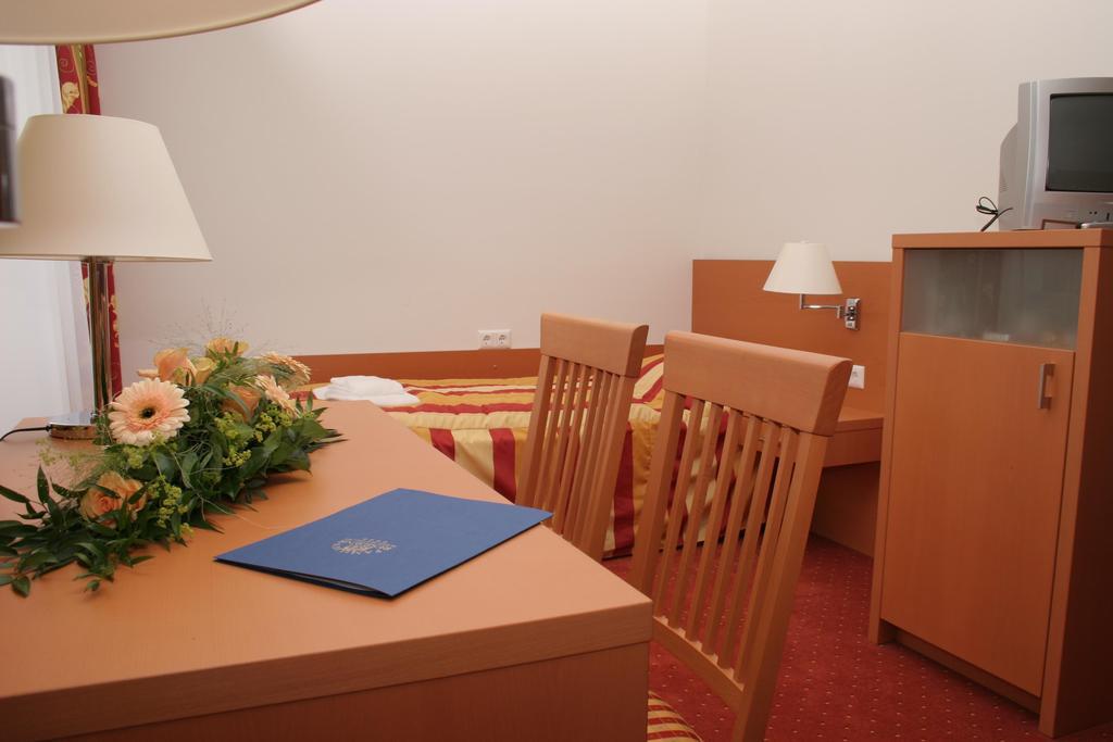 Familienresidenz Hotel Филах Стая снимка